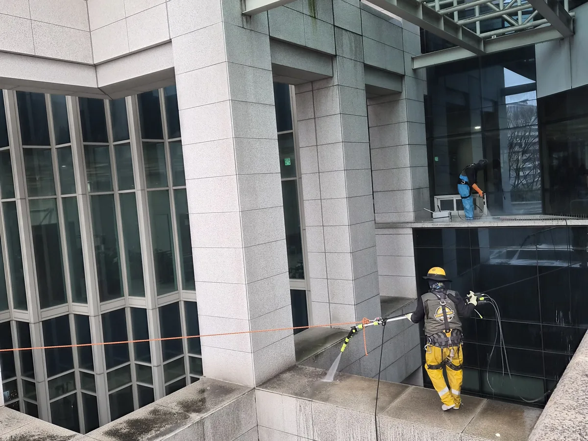 밀양시 내일동 상가건물 옥상 파라펫 장비 주변 정밀 위생청소 사례 - 행진크린