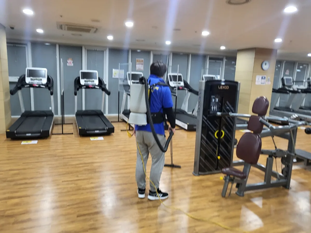 창원시 진해구 두동 헬스장 샤워실 장비 주변 정밀 위생청소 사례 - 행진크린
