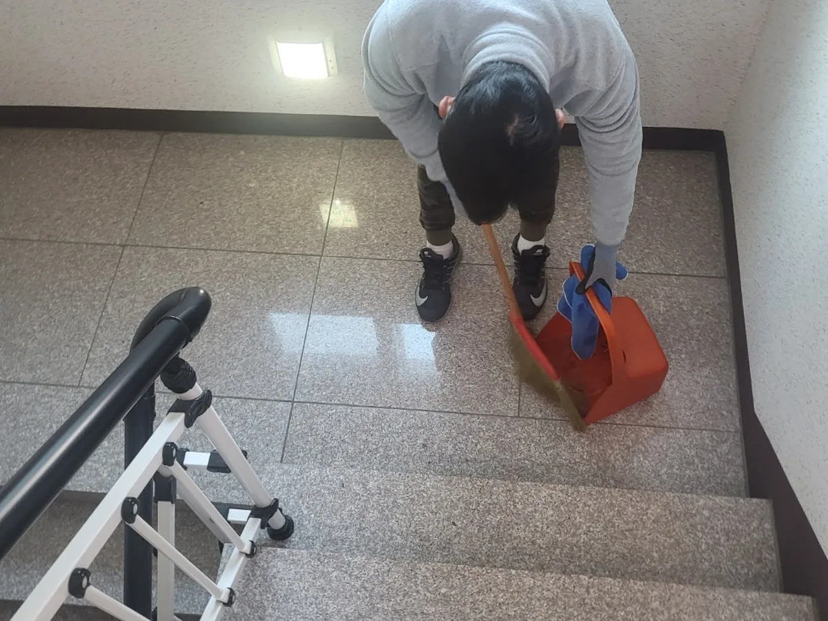 창원시 마산회원구 두척동 빌라 공동현관 장비 주변 정밀 위생청소 사례 - 행진크린