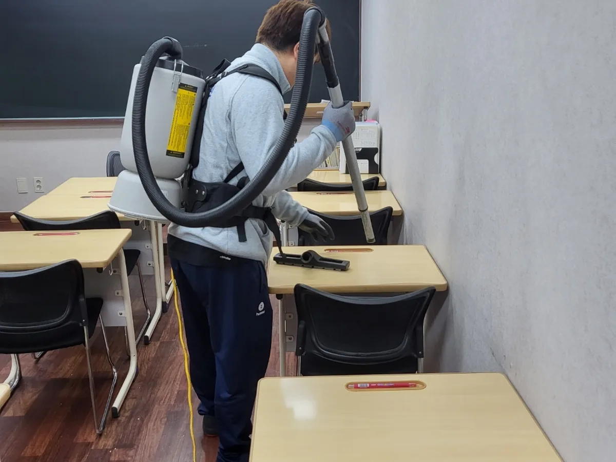 김해시 생림면 학교 현관·중앙홀 바닥 위생청소 사례 - 행진크린