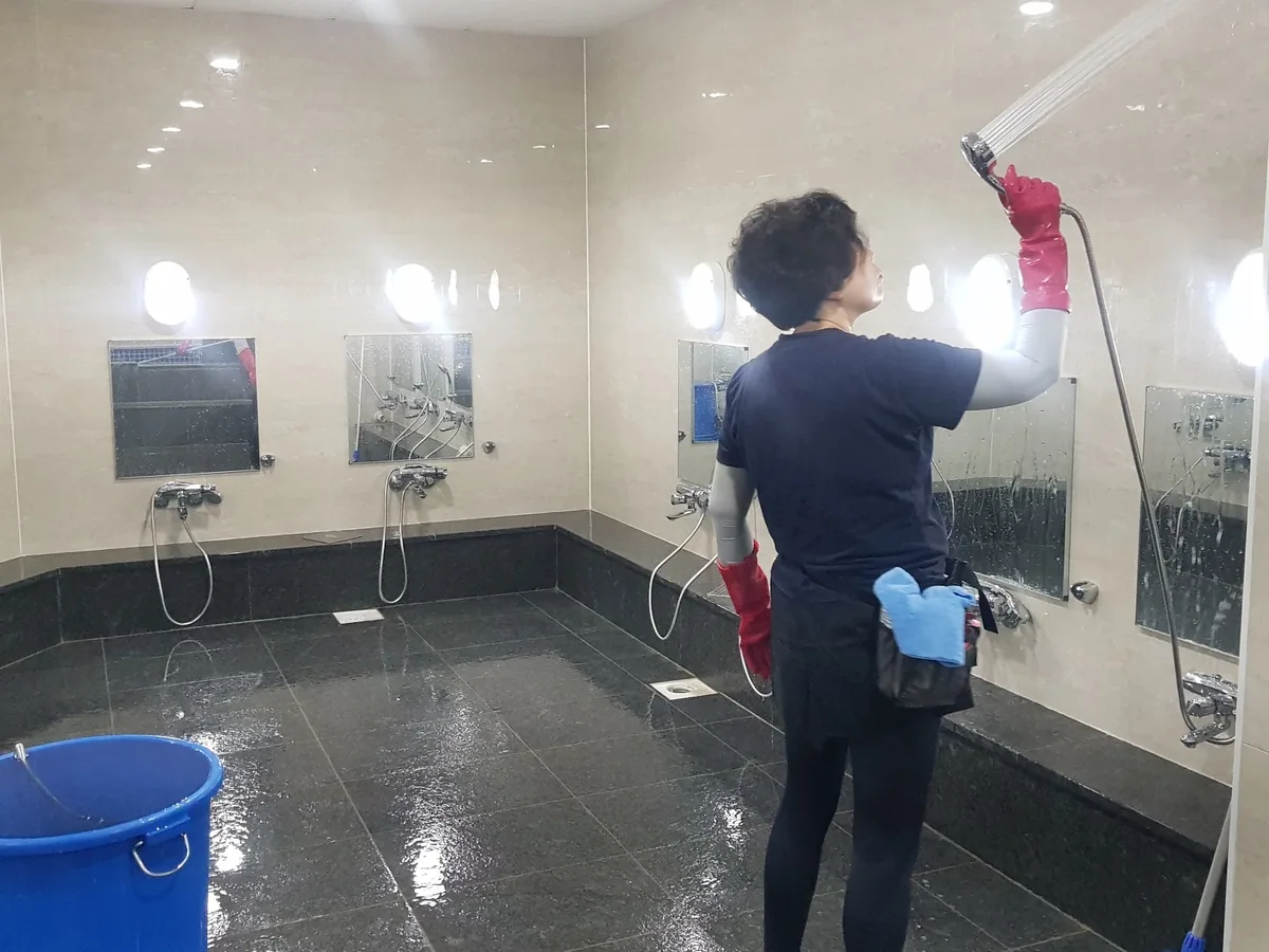 의령군 용덕면 목욕탕 탈의실·파우더룸 바닥 위생청소 사례 - 행진크린