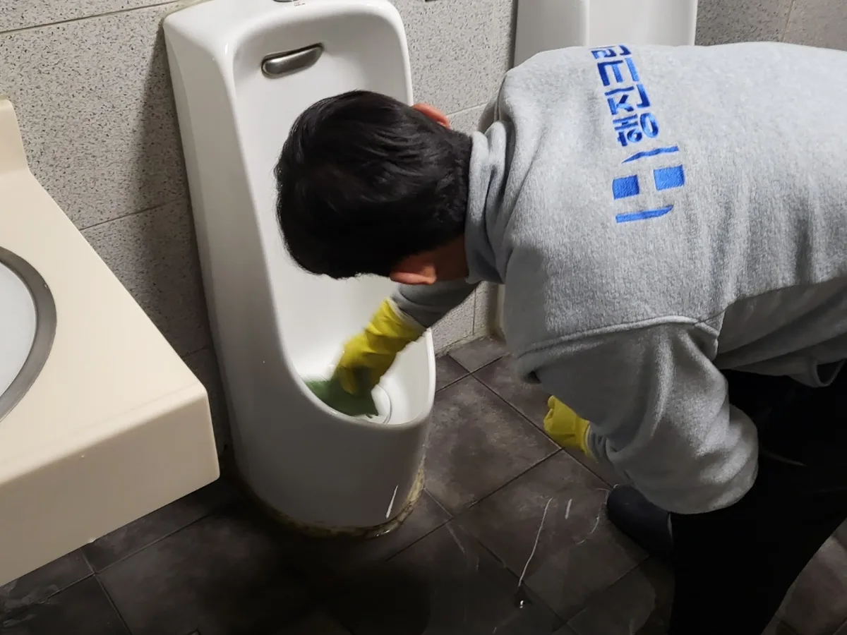 김해시 진례면 학교 화장실 세면대 살균 위생청소 사례 - 행진크린